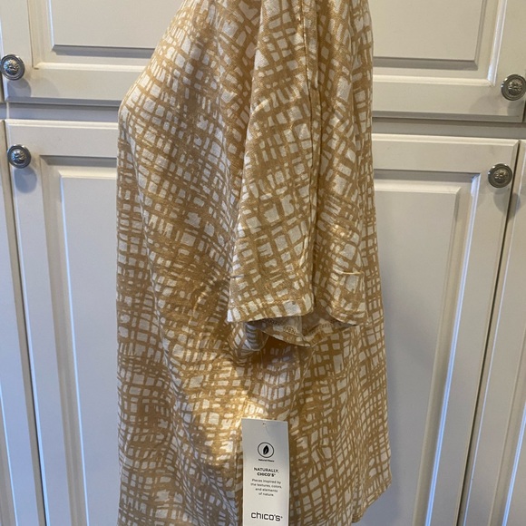 Chico's Gold and Cream Short Sleeve Hatch V-Neck tee - Picture 2 of 5